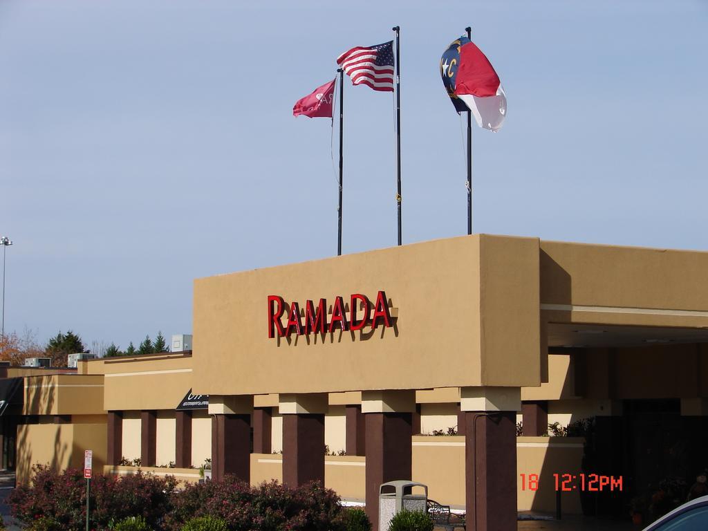 Готель Ramada Plaza By Wyndham Charlotte South End Airport Екстер'єр фото