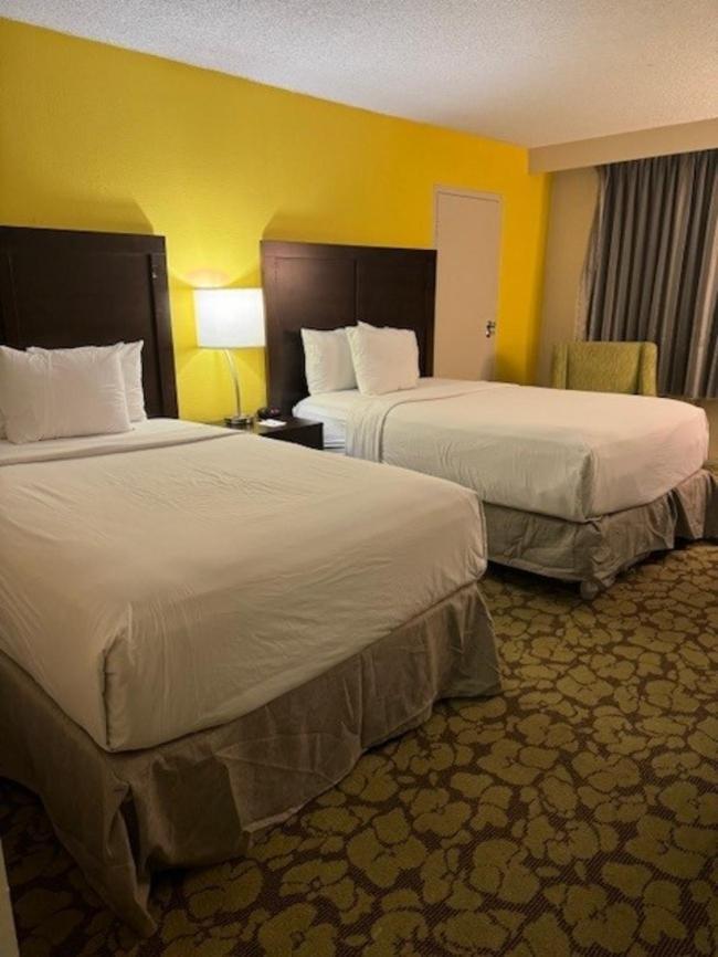 Готель Ramada Plaza By Wyndham Charlotte South End Airport Екстер'єр фото