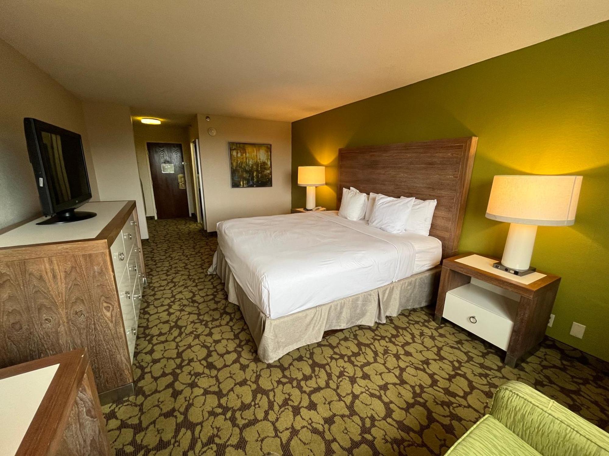 Готель Ramada Plaza By Wyndham Charlotte South End Airport Екстер'єр фото