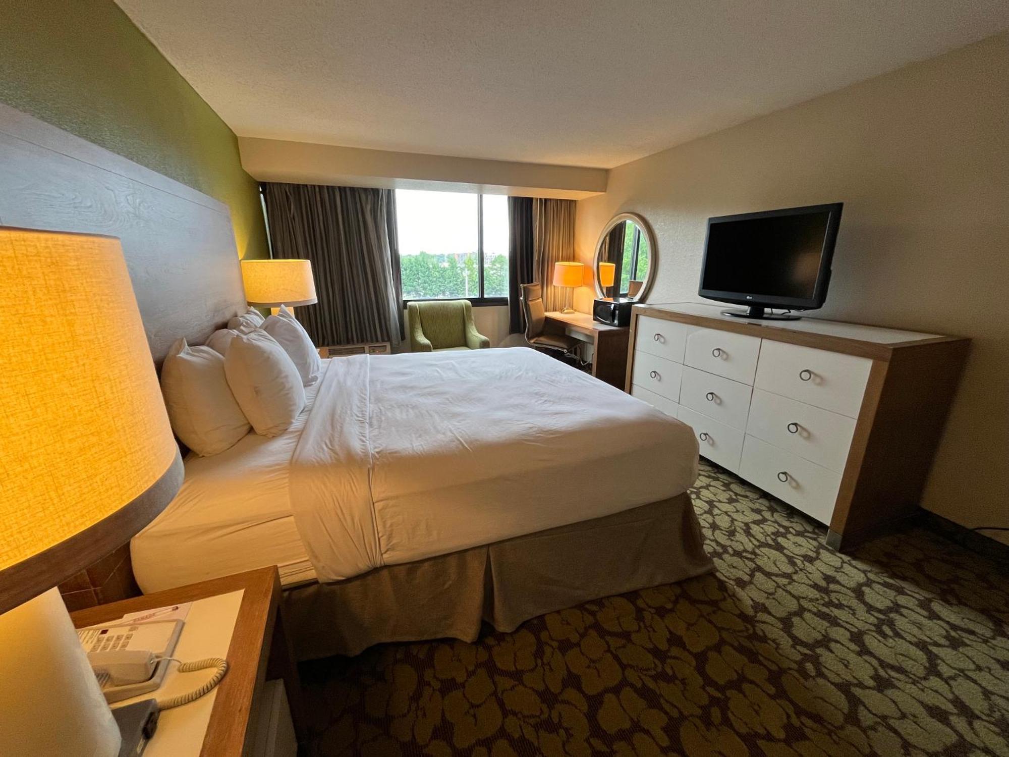 Готель Ramada Plaza By Wyndham Charlotte South End Airport Екстер'єр фото