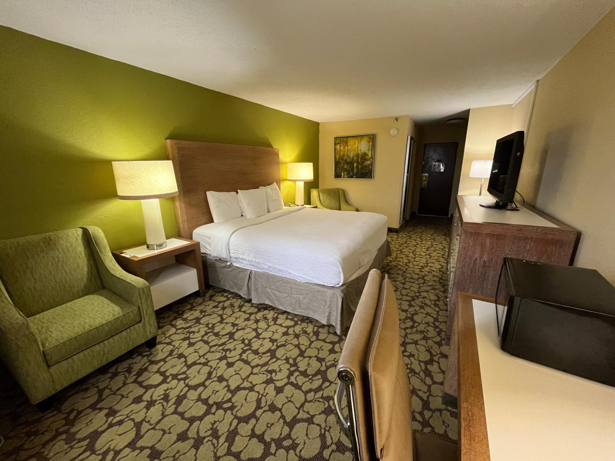 Готель Ramada Plaza By Wyndham Charlotte South End Airport Екстер'єр фото