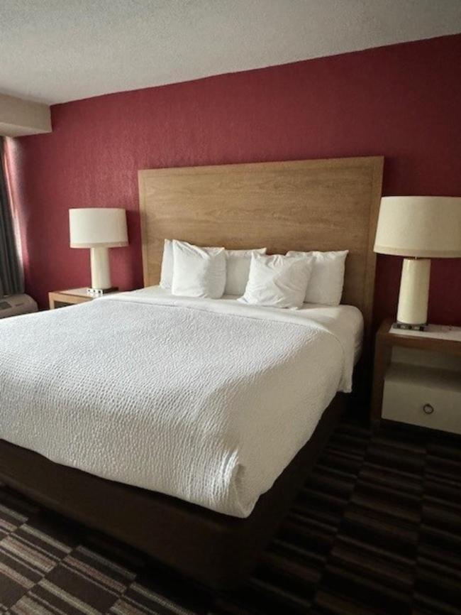 Готель Ramada Plaza By Wyndham Charlotte South End Airport Екстер'єр фото