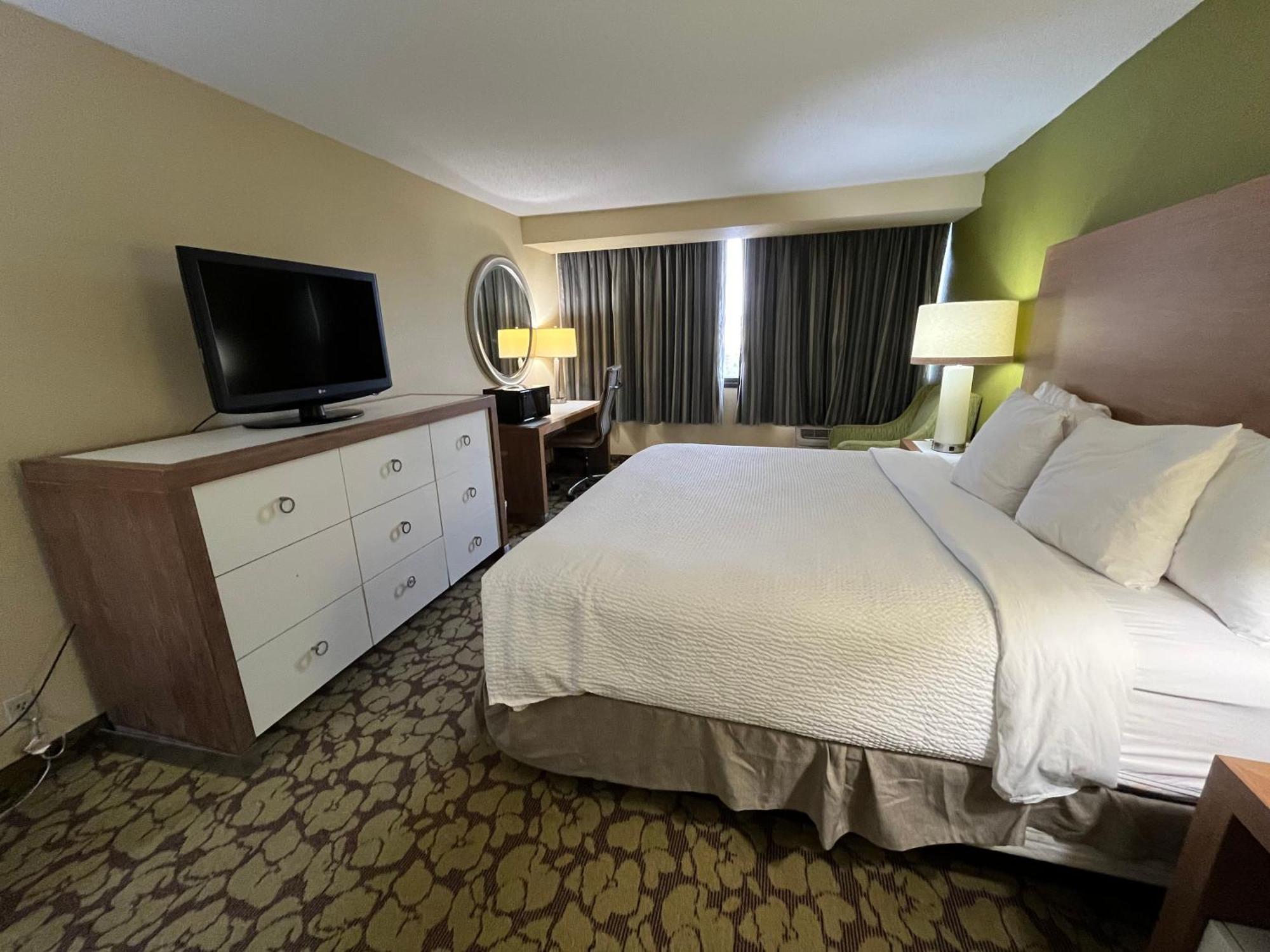 Готель Ramada Plaza By Wyndham Charlotte South End Airport Екстер'єр фото