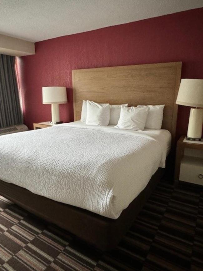 Готель Ramada Plaza By Wyndham Charlotte South End Airport Екстер'єр фото